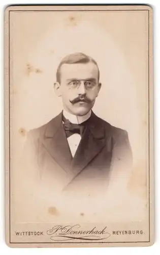 Fotografie P. Donnerhack, Wittstock, Portrait elegant gekleideter Herr mit Zwicker und Schnauzbart