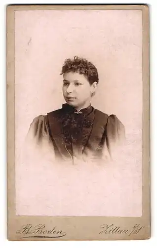 Fotografie B. Boden, Zittau i / S., Portrait junge Dame mit zurückgebundenem Haar
