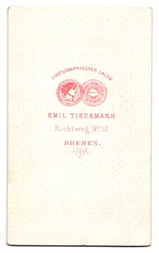 Fotografie Emil Tiedemann, Bremen, Portrait stattlicher Herr im Anzug mit Fliege und Bart