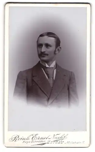 Fotografie Reinh. Ernst Nachf., Zittau, Portrait Portrait junger Herr im Anzug mit Krawatte und Schnurrbart