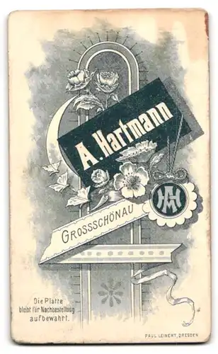 Fotografie A. Hartmann, Grossschönau, Portrait niedliches Kleinkind im weissen Hemd auf Kissen sitzend
