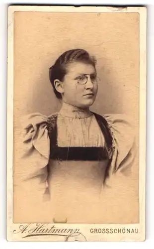 Fotografie A. Hartmann, Grossschönau, Portrait junge Dame im eleganten Kleid mit Zwicker