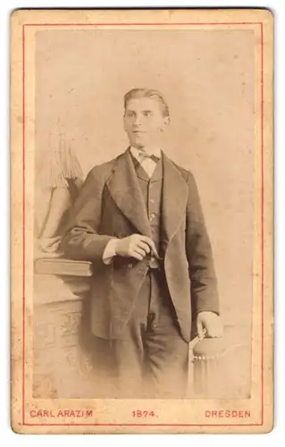 Fotografie Carl Arazim, Dresden, Portrait junger Herr im Anzug mit Krawatte