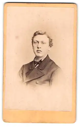 Fotografie Wilhelm Ernst, Hannover, Portrait junger Mann in modischer Kleidung mit Fliege