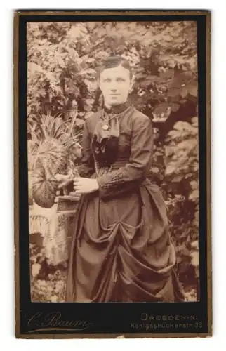 Fotografie C. Baum, Dresden, Portrait junge Dame im eleganten Kleid mit Medaillon
