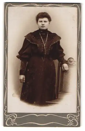 Fotografie unbekannter Fotograf und Ort, Portrait junge Dame im festlichen Kleid an Stuhl gelehnt