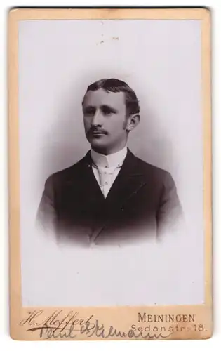 Fotografie H. Meffert, Meiningen, Portrait junger Herr im Anzug mit Krawatte und Schnurrbart