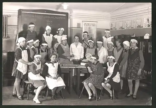 Fotografie angehende Hausfrauen in einer Berliner Haushaltungsschule