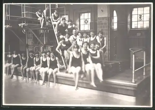 Fotografie Mädchen in einem Hallenschwimmbad beim Schwimmkurs 1915