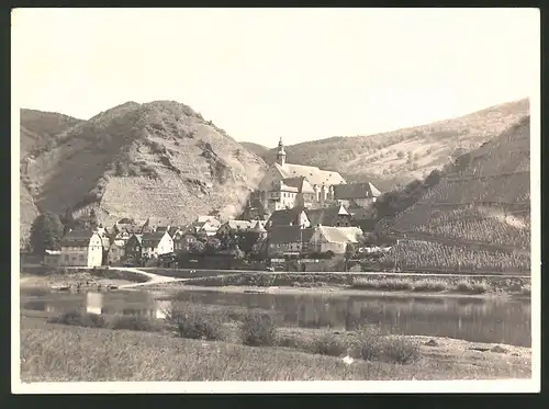 Fotografie Fotograf unbekannt, Ansicht Beilstein, Ortsansicht mit Weinberg & Flussfähre 1935