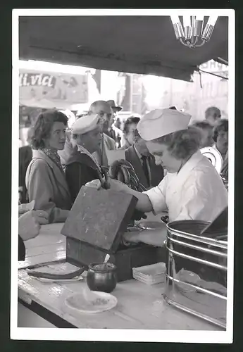 Fotografie Rummel-Kirmes, Wurtsverkäuferin bei der Arbeit