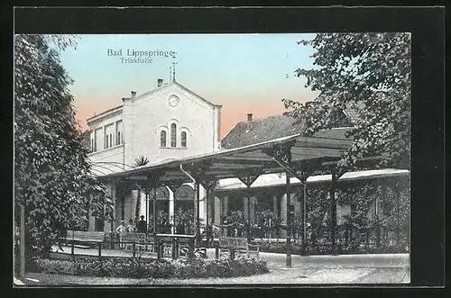 AK Bad Lippspringe, Spaziergänger an der Trinkhalle