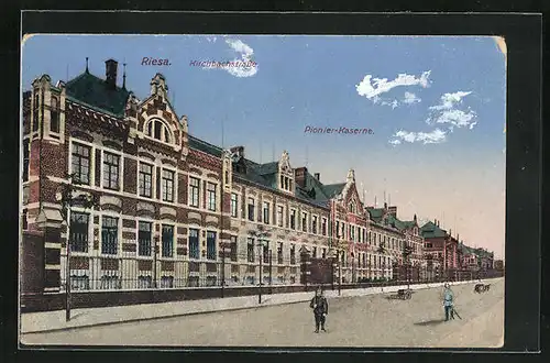 AK Riesa, Kirchbachstrasse mit Pionier-Kaserne und Soldaten