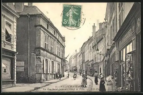 AK Neufchateau, La Rue Saint-Jean et l`Hotel de Ville