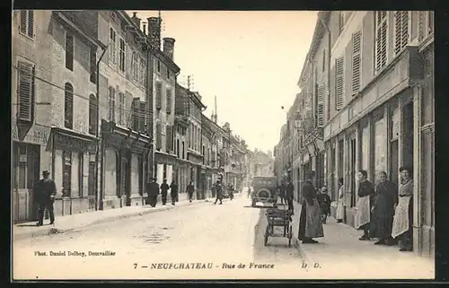 AK Neufchateau, Rue de France, Strasse im Sonnenschein