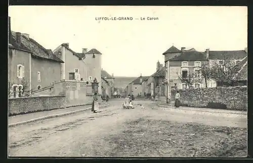 AK Liffol-le-Grand, Le Caron, Strassenpartie im Ort
