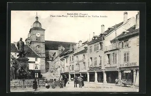 AK Saint-Dié, Place Jules-Ferry, La Cathédrale et les Vieilles Arcades