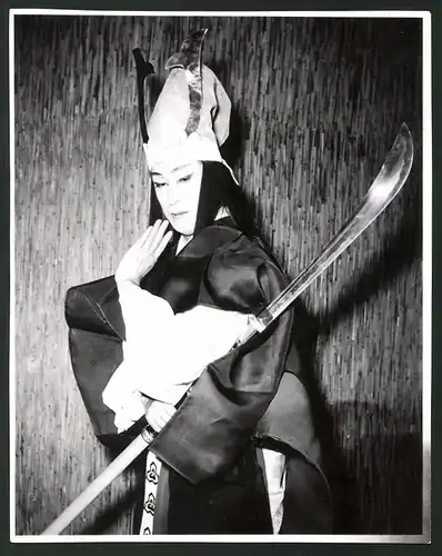 Fotografie Frau als Samurai-Krieger mit Nagamaki-Schwert