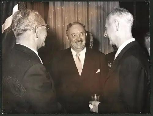 Fotografie Ministerpräsident Gerhardsen von Norwegen im Gespräch mit dem Wiener Bürgermeister Jonas 1958