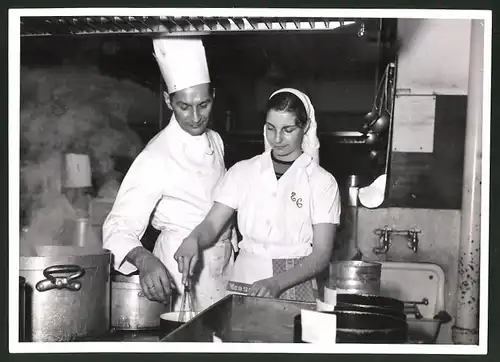 Fotografie Küchen Fachhelfer Praktikantin arbeitet in der Mensa Freie Universität Berlin 1954