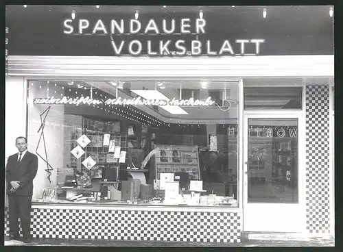 Fotografie Fotograf unbekannt, Ansicht Berlin, Zeitschriften & Ladengeschäft Spandauer Volksblatt