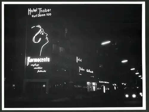 Fotografie Fotograf unbekannt, Ansicht Berlin, Hotel Thober Kurfürstendamm Nr. 100 bei Nacht mit Leuchtreklame