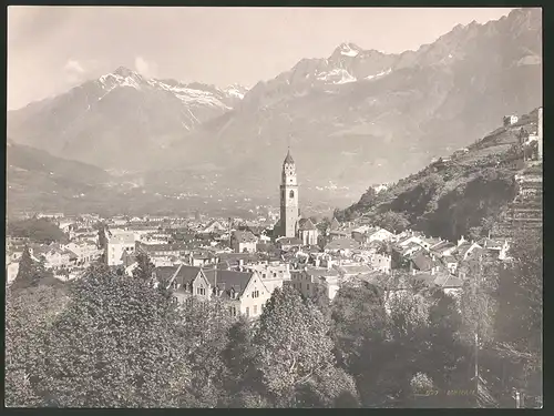 Fotografie Würthle & Sohn, Salzburg, Ansicht Meran, Panorama mit Kirche & Gebirgsmassiv, Grossformat 26 x 19cm