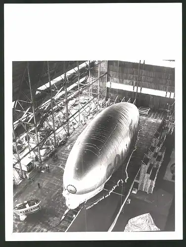 Fotografie The Sport and General Press Agency Ltd., London, Goodyear Luftschiff im Hangar, Zeppelin, Blimp