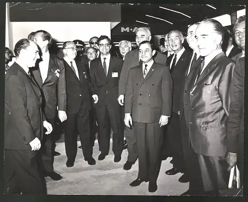 Fotografie Asiat. Handelsmesse Teheran 1969, Wirtschaftsmin. Anzari, Botschafter Lilienfeld und Bundespräsident Roeder