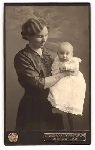 Fotografie F. Radmacher, Münster i/W, Portrait Mutter mit Säugling