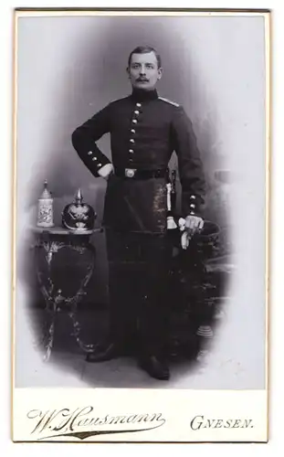 Fotografie W. Hausmann, Gnesen, Portrait Soldat vom 6. Pommerischen Inf.-Regt. Nr. 49 mit Pickelhaube und Krug