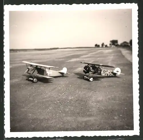 Fotografie Flugzeug-Modell, Doppeldecker-Modellflugzeuge