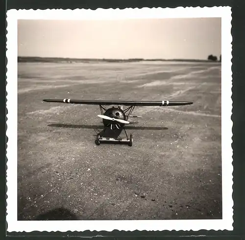 Fotografie Flugzeug-Modell, Modellflugzeug auf einer Startpiste