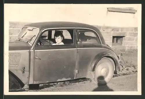 Fotografie Auto IFA F8, Brünette Dame steuert PKW