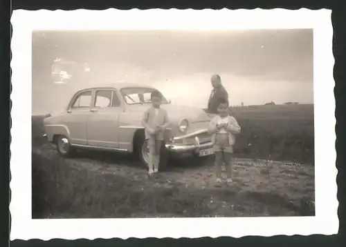 Fotografie Auto, Vater & Knaben nebst PKW - Limousine