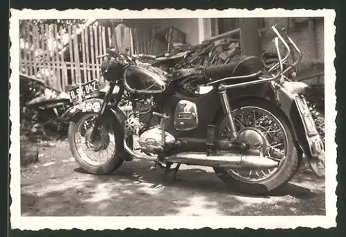 Fotografie Motorrad Puch, Krad auf einem Hinterhof