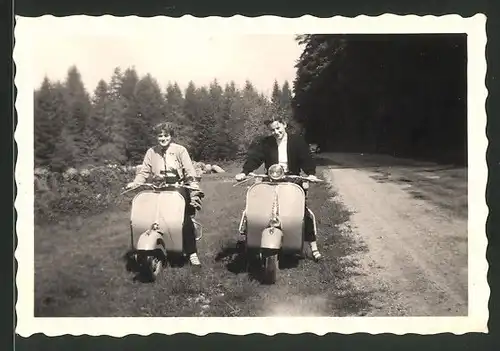 Fotografie Motorrad Vespa, junges Paar mit Motorroller - LKrad