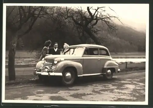Fotografie Auto Opel Kadett Cabrio, Damen neben PKW