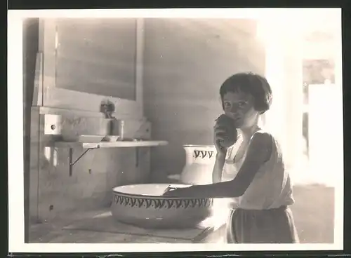 Fotografie niedliches Mädchen wäscht sicht mit Schwamm