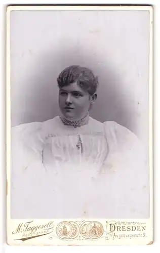 Fotografie Max Taggesell, Dresden-Striessen, Portrait junge Frau in weisser Bluse mit Perlenkette