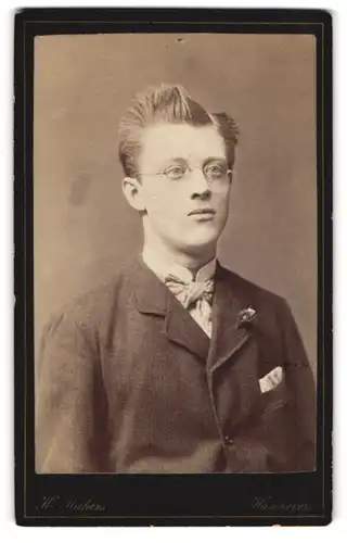 Fotografie H. Richers, Hannover, Portrait Bursche im Jacket eine Brille tragend