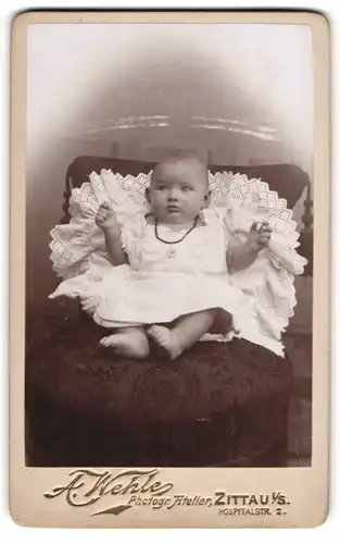 Fotografie A. Wehle, Zittau i/S., Portrait Baby im weissen Kleidchen mit Kettchen