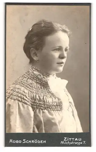 Fotografie Hugo Schröder, Zittau, Portrait junge Frau in Rüschenbluse mit weisser Schleife