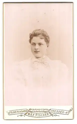 Fotografie Atelier Niagara Max Fischer, Dresden-A., Portrait hübsche Frau in weisser Bluse