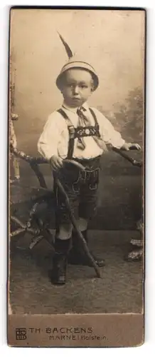 Fotografie Th. Backens, Marne i. Holstein, Portrait kleiner Junge in Lederhosen