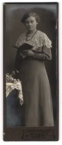 Fotografie Ch. Hansen, Schleswig, Portrait junge Frau in langem Kleider mit Schultertuch aus weisser Spitze