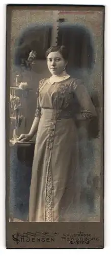 Fotografie H. Jensen, Rendsburg, Portrait Frau in zeitgenössischem Kleid