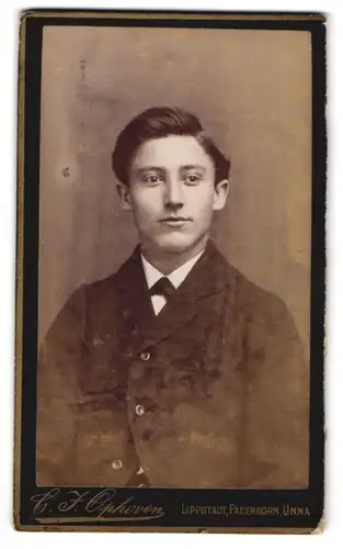 Fotografie C.J. Opkoven, Lippstadt, Portrait Bursche im dunkeln Jacket mit Querbinder