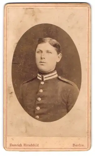 Fotografie Heinrich Hirschfeld, Berlin, Portrait junger Soldat in Gardeuniform