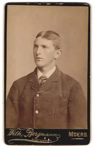 Fotografie Wilh. Bergmann, Moers, Portrait junger Mann im Jacket mit Krawatte